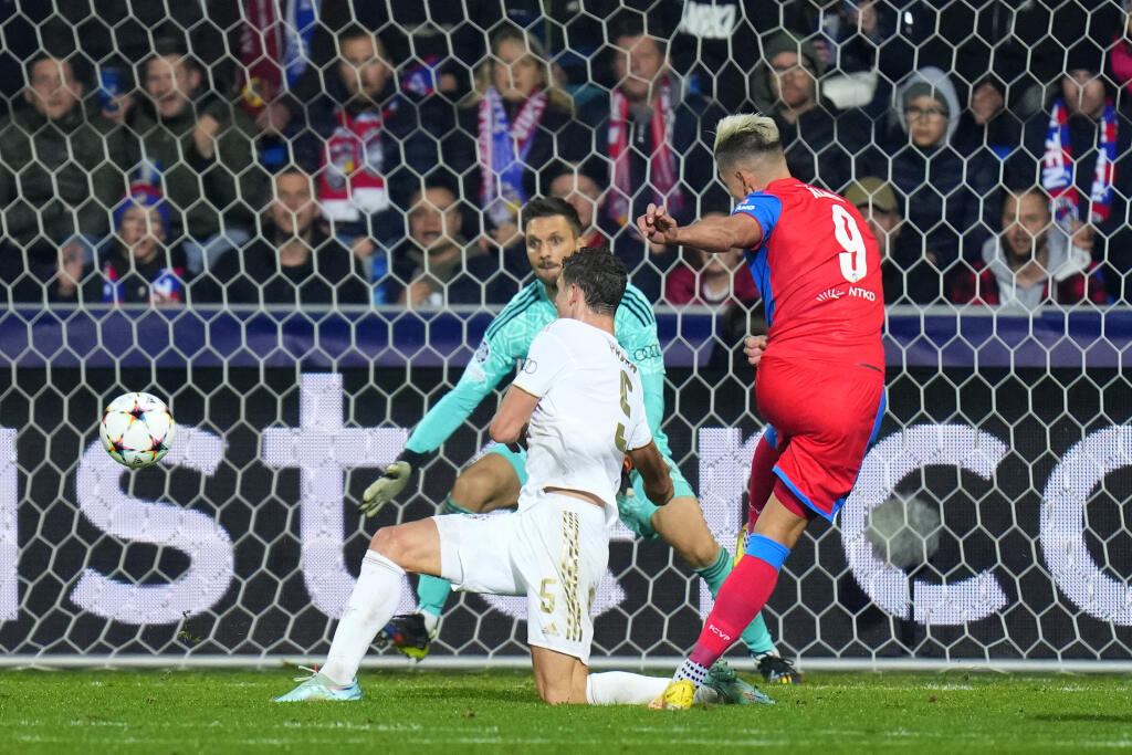 PK 57 Plzeň - Na snímke prvý sprava futbalista Plzne Jan Kliment strieľa druhý gól svojho tímu v zápase 4. kola C-skupiny skupinovej fázy Ligy majstrov vo futbale FC Viktoria Plzeň - Bayern Mníchov v Plzni 12. októbra 2022. FOTO TASR/AP
Plzen's Jan Kliment, right, scores his side's second goal during the Champions League group C soccer match between Viktoria Plzen and Bayern Munich at the Doosan Arena in Plzen, Czech Republic, Wednesday, Oct. 12, 2022. (AP Photo/Petr David Josek)
