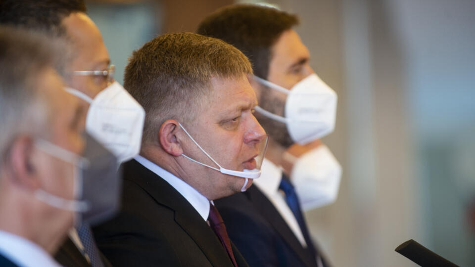 Na snímke poslanec NR SR Robert Fico (Smer-SD) spolu s členmi strany Smer-SD počas tlačovej konferencie k schváleniu programového vyhlásenia vlády SR 4. mája 2021 v Bratislave. FOTO TASR - Jakub Kotian