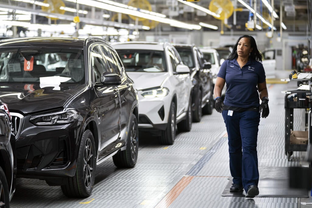 KK37 Greer - Na snímke zamestnankyňa kráča vo výrobnom závode automobilky BMW v Spartanburgu v Južnej Karolíne 19. októbra 2022. BMW investuje v USA do výroby elektromobilov a batérií celkovo 1,7 miliardy USD (1,74 miliardy eur). Ohlásená investícia zahŕňa 1 miliardu USD do prípravy produkcie elektromobilov v existujúcom závode automobilky v Spartanburgu v Južnej Karolíne. FOTO TASR/AP
FILE - An employee works in the X3, X45 assembly hall at the BMW Spartanburg plant in Greer, S.C., Oct. 19, 202