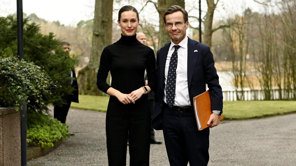 PK 47 Helsinki - Na snímke zľava fínska premiérka Sanna Marinová a predseda švédskej vlády Ulf Kristersson pózujú počas stretnutia v Helsinkách 28. októbra 2022. FOTO TASR/AP
Finland's Prime Minister Sanna Marin, left, meets Sweden's Prime Minister Ulf Kristersson at the Kesaranta prime minister official residence in Helsinki, Finland, Friday Oct. 28, 2022. (Vesa Moilanen/Lehtikuva via AP)