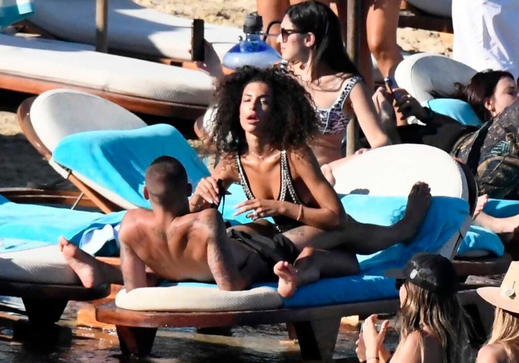 Táto dvojka keď sa vyberie na dovolenku, tak je sa vždy na čo pozerať. Taliansky futbalista Marco Verratti a jeho manželka Jessica Aidi sa k sebe majú ako puberťaci a dávajú to najavo aj na verejnosti.