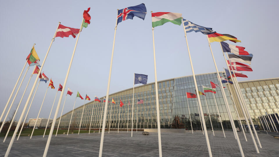 WA 27 Brusel - Vlajky členských krajín NATO vejú pred sídlom Alliance v Bruseli v utorok 10. januára 2023. Predsedníčka Európskej komisie Ursula von der Leyenová, generálny tajomník NATO Jens Stoltenberg a predseda Európskej rady Charles Michel podpísali v utorok deklaráciu o spolupráci medzi EÚ a NATO. FOTO TASR/AP
Flags of NATO members fly outside the NATO headquarters ahead of NATO Secretary General Jens Stoltenberg, European Commission President Ursula von der Leyen and European Council Pre