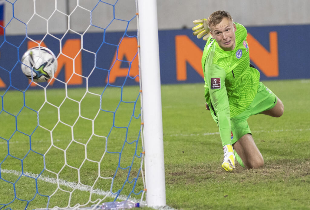 Na snímke brankár Marek Rodák (Slovensko) dostáva gól počas zápasu H-skupiny kvalifikácie Majstrovstiev sveta 2022 Slovensko - Chorvátsko 4. septembra 2021 v Bratislave. FOTO TASR - Martin Baumann