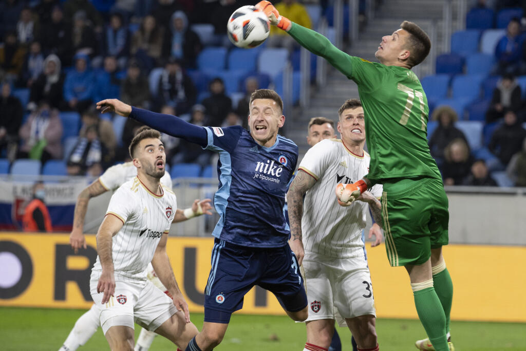 Na snímke sprava brankár Dominik Takáč, Martin Škrtel (obaja Trnava) a Ivan Šaponjič (Slovan) počas zápasu 22. kola futbalovej Fortuna ligy medzi ŠK Slovan Bratislava a FC Spartak Trnava v Bratislave v sobotu 26. februára 2022. FOTO TASR - Pavel Neubauer