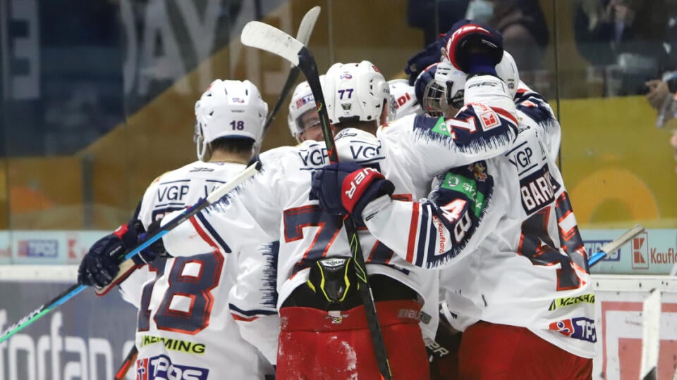 Na snímke gólová radosť Zvolena počas zápasu 3.kola hokejovej Tipos extraligy HKM Zvolen - HC Slovan Bratislava vo Zvolene 28. septembra 2021. FOTO TASR - Ján Krošlák