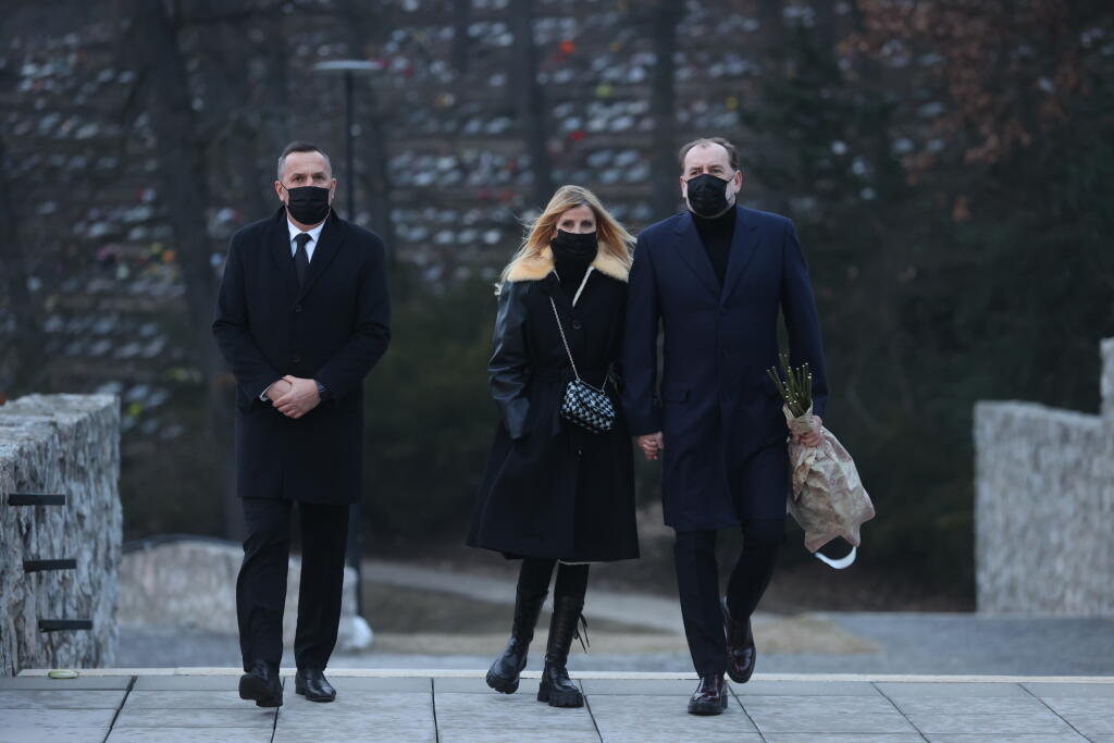 Medzi smútiacimi je aj trńer Vladimír Weiss s manželkou, funkcionár Dušan Tittel či Vladimír Wänke.