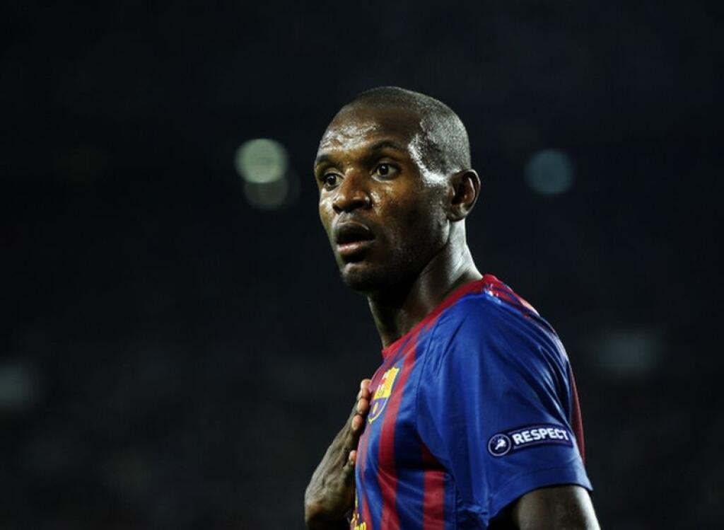 Eric Abidal sa podľa všetkého zaplietol s francúzskou futbalistkou a jeho manželka mu na to prišla.