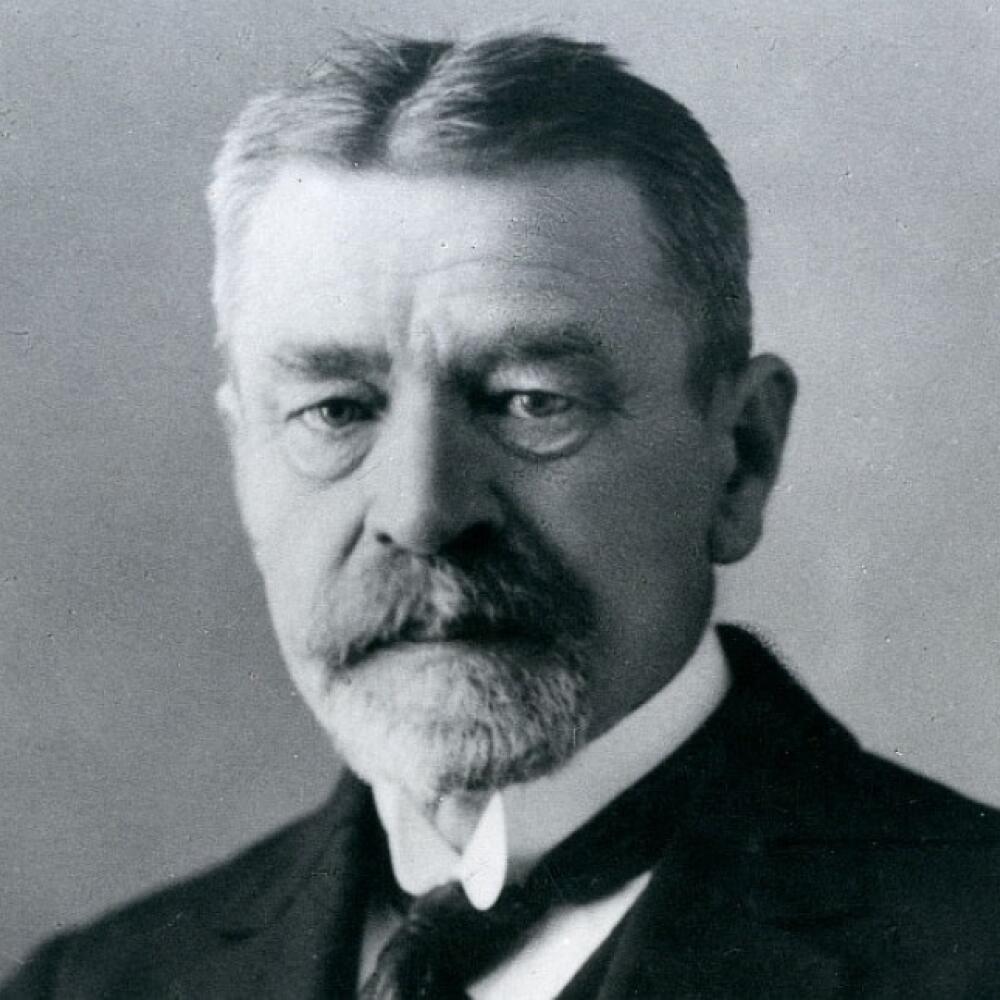 Martin Kukučín (1860-1928). Slovenský spisovateľ a lekár, vlastným menom Matej Bencúr žil a tvoril mimo svojho rodiska Jasenovej, v Chorvátsku a v Južnej Amerike. Okrem poviedok, fejtónov a románov z dedinského prostredia písal i cestopisy a divadelné hry. Študoval na prvom slovenskom gymnáziu v Revúcej, ktoré nesie jeho meno. Je po ňom pomenovaná i planétka 23444 Kukučín. Najznámejšími dielami Martina Kukučína sú Rysavá jalovica, Mladé letá, Dom v stráni, Veľkou lyžicou, Neprebudený, Dies irae.