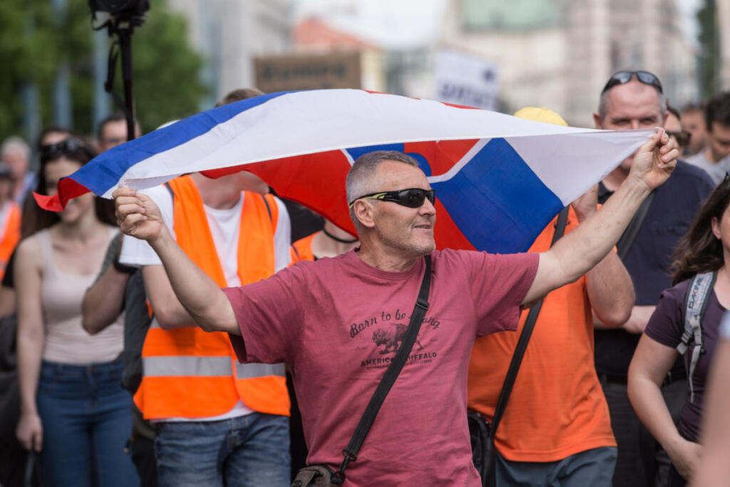 Účastníci počas pochodu spred budovy Slovenského rozhlasu na Námestie SNP s názvom Predvečer svadby Jána a Martiny