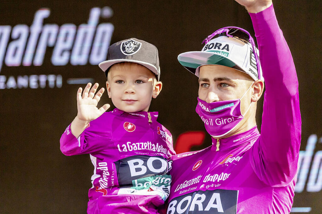 Peter Sagan so synom Marlonom počas vyhlasovania  
 víťazov na Giro d’Italia 2021.