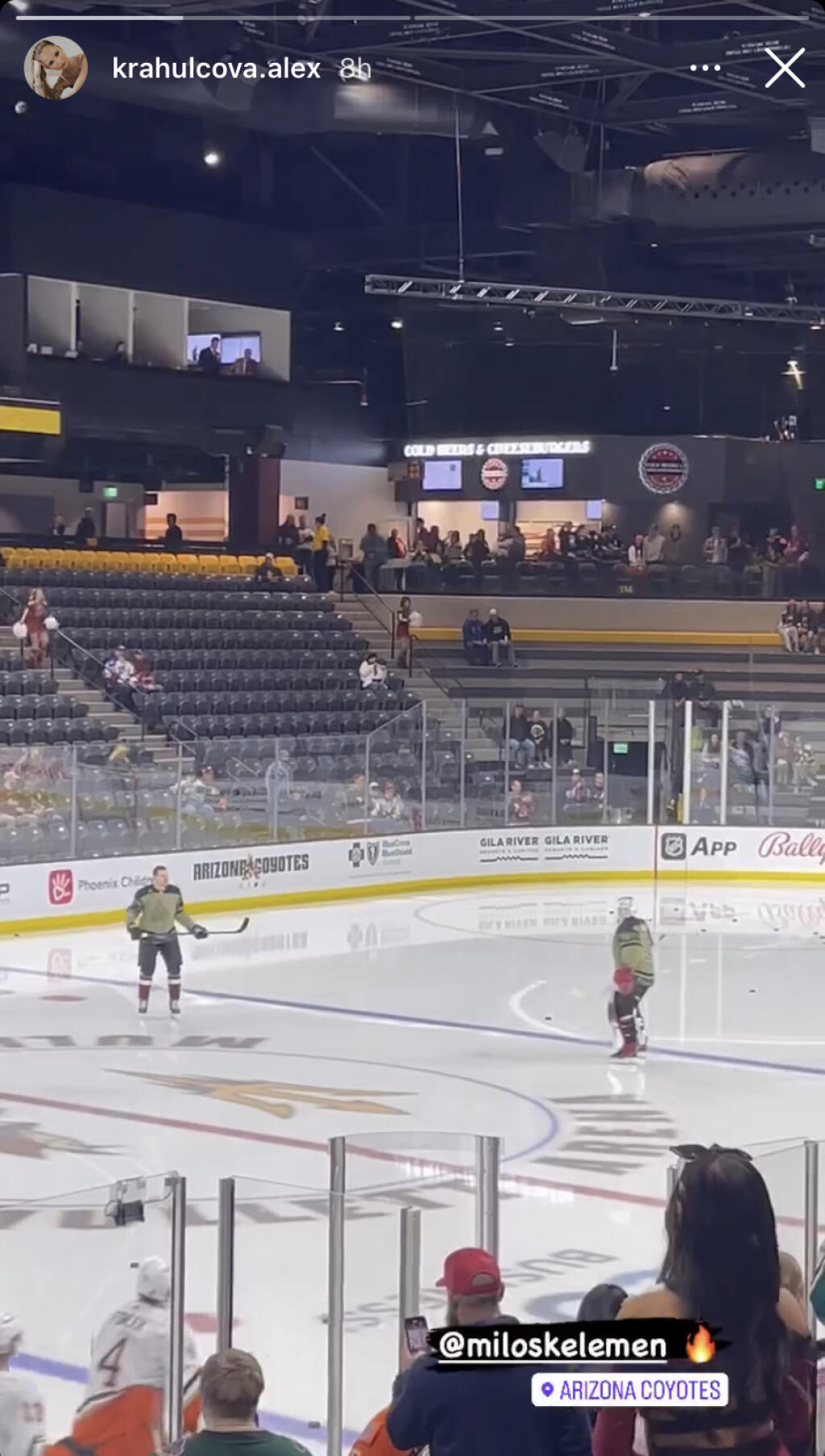 Kráska nemohla chýbať na tribúne pri debute Kelemena v NHL.