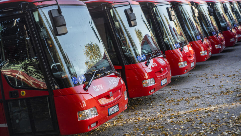 Na snímke autobusy spoločnosti Arriva odstavené na parkovisku, ktoré od 15. novembra nahradia autobusového dopravcu Slovak Lines v Bratislavskom samosprávnom kraji v Bratislave 9. novembra 2021. FOTO TASR - Jaroslav Novák