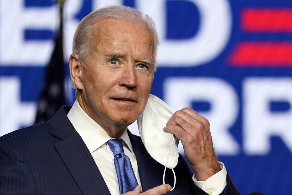 KK4 Wilmington - Kandidát Demokratickej strany na prezidenta Spojených štátov Joe Biden si dáva dole ochranné rúško pred prejavom 6. novembra 2020 vo Wilmingtone. FOTO TASR/AP
Democratic presidential candidate former Vice President Joe Biden takes his face mask off as he arrives to speak speaks Friday, Nov. 6, 2020, in Wilmington, Del. (AP Photo/Carolyn Kaster)