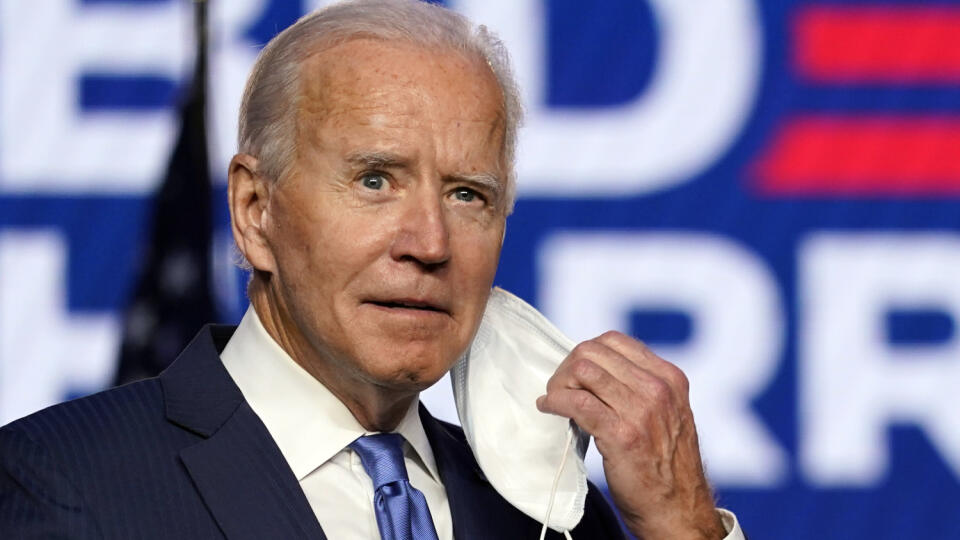 KK4 Wilmington - Kandidát Demokratickej strany na prezidenta Spojených štátov Joe Biden si dáva dole ochranné rúško pred prejavom 6. novembra 2020 vo Wilmingtone.