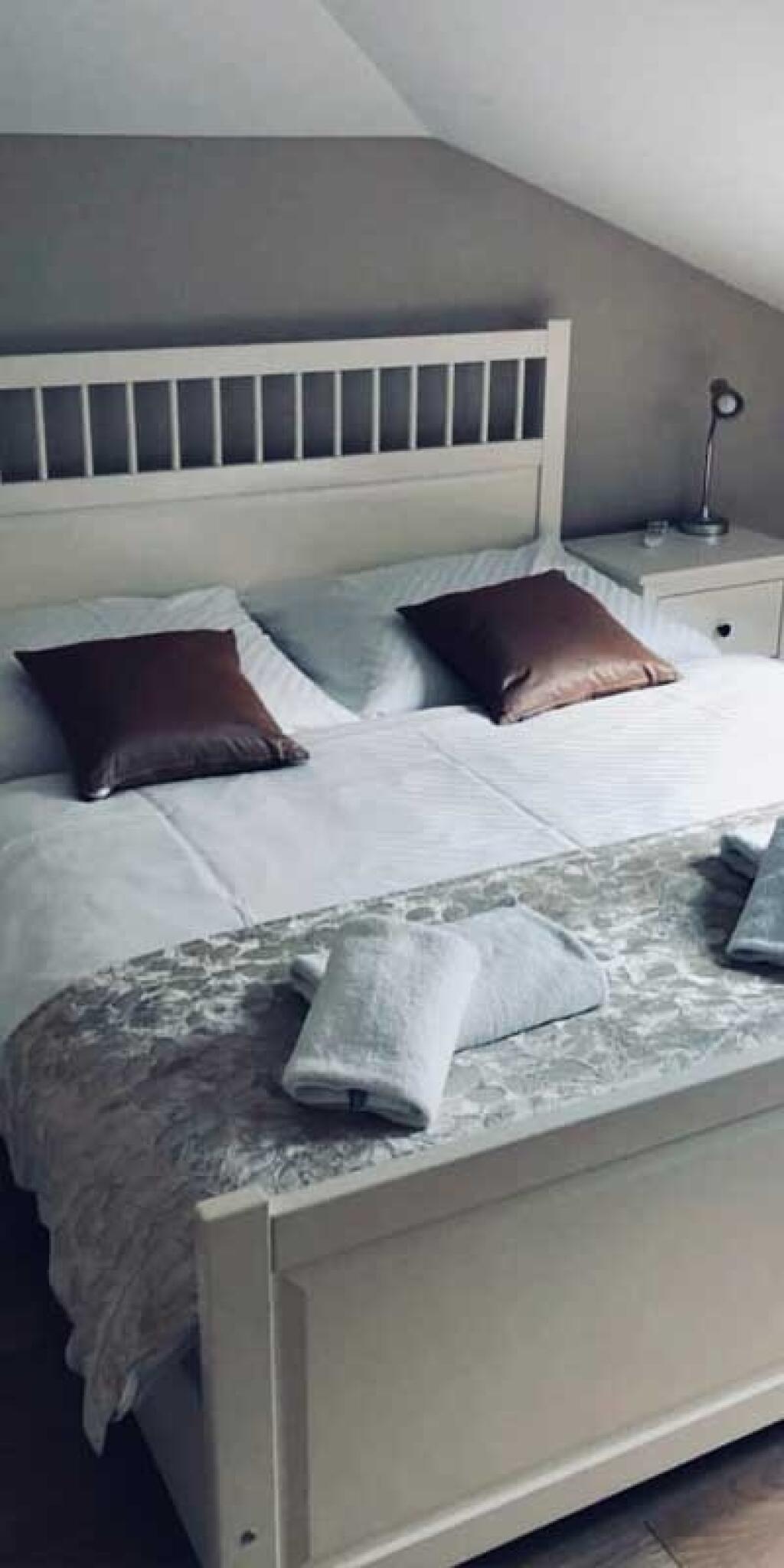 Ponúka hosťom moderné ubytovanie, pričom všetky apartmány sú ladené do béžových tónov a sú zariadené nábytkom z tmavého dreva. Majú priestrannú obývaciu izbu so satelitnou TV, kuchynku s jedálenským kútom a kúpeľňu so sprchovacím kútom.