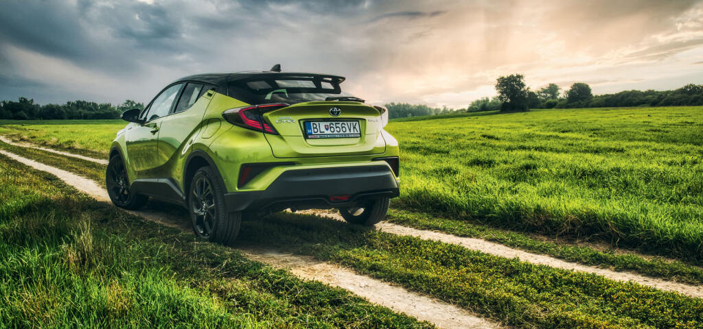Toyota C-HR patrí medzi autá, ktoré nesú jasný odkaz: je moderná a je na to hrdá