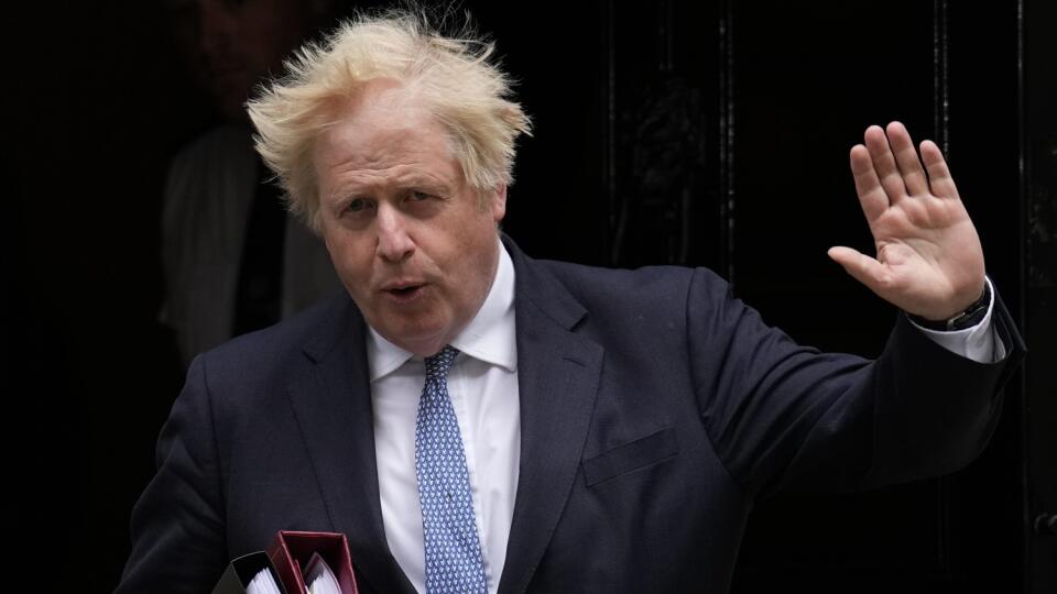 Vritský premiér Boris Johnson opúšťa svoje sídlo na 10 Downing Street.