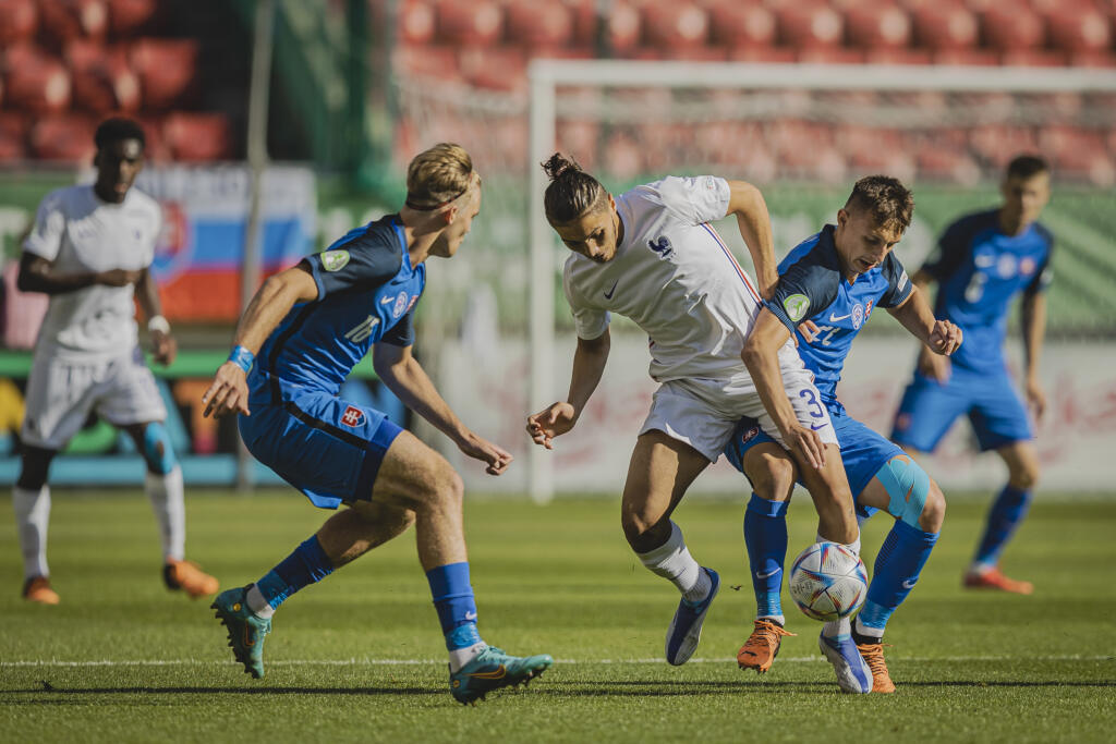 Na snímke Dominik Holý a Jaouen Hadjam počas zápasu A-skupiny Majstrovstiev Európy vo futbale hráčov do 19 rokov medzi reprezenáciami Slovenska a Francúzska na Štadióne Antona Malatinského v Trnave.