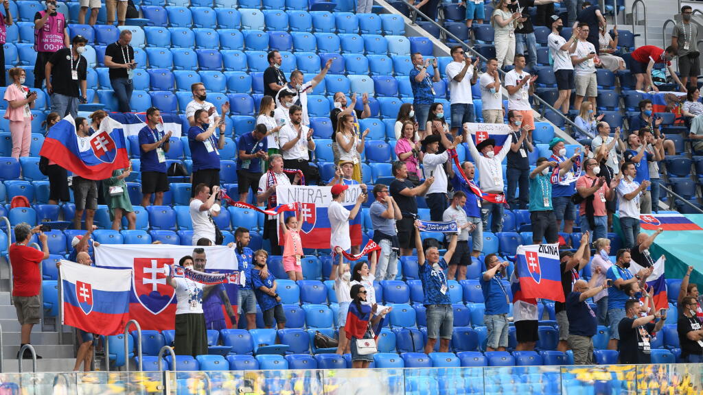 Na snímke slovenskí fanúšikovia pred zápasom E-skupiny na majstrovstvách Európy vo futbale Švédsko - Slovensko 18. júna 2021 v Petrohrade. FOTO TASR - Martin Baumann