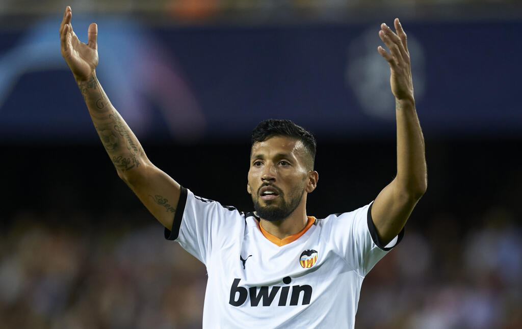 Argentínsky futbalista Valencie Ezequiel Garay je tiež pozitívny na vírus.