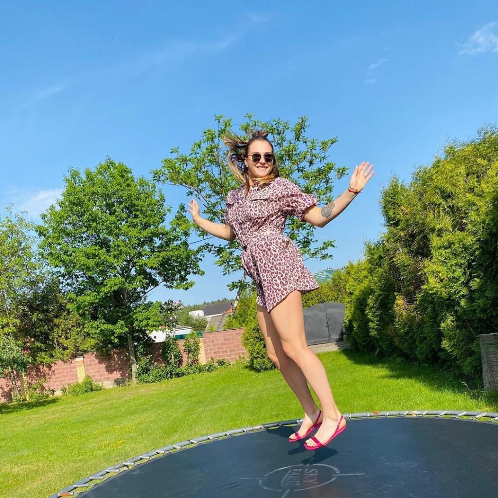 Chladné teploty sú minulosť, konečne leto. Bieloruska Aryna Sabalenková si môže zaskákať na trampolíne.