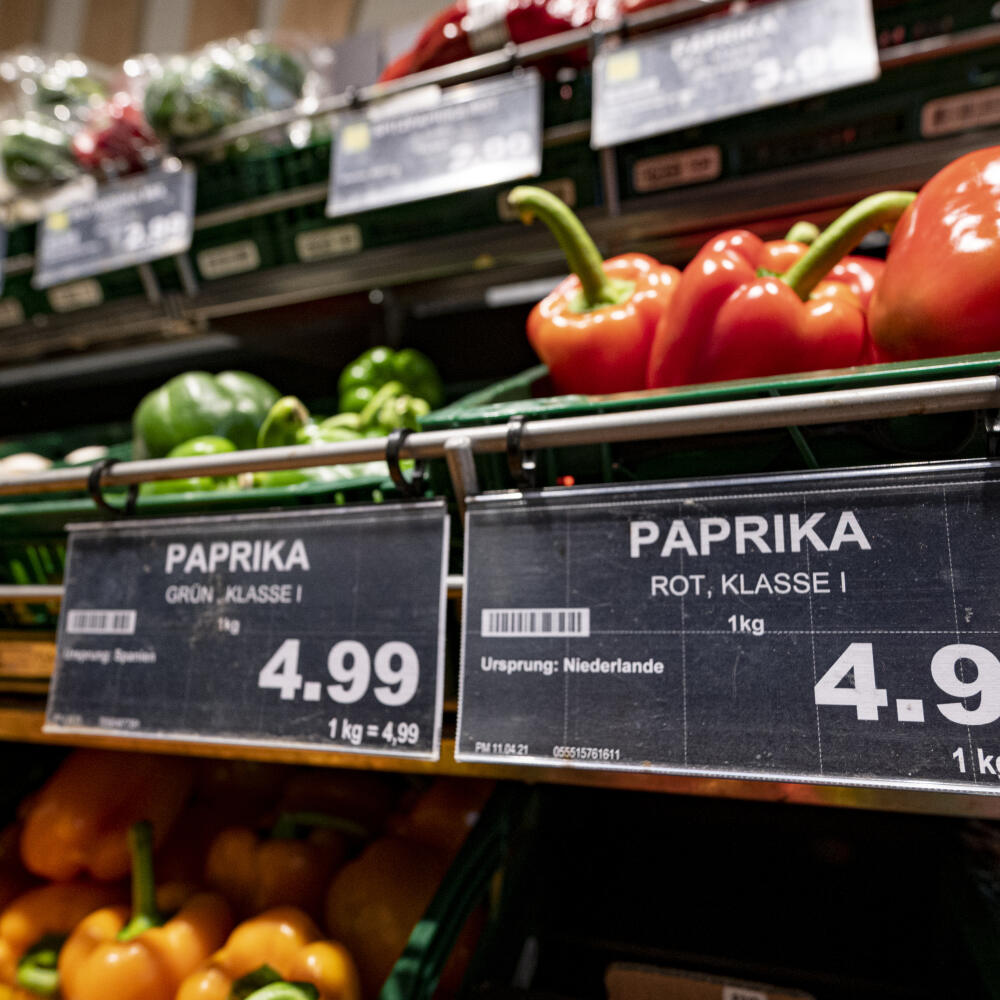 WA 31 archív Berlín - Na archívnej snímke zo 14. apríla 2021 ceny červenej a zelenej papriky v supermarkete v Berlíne. Veľkoobchodné ceny v Nemecku v auguste 2021 opäť vzrástli, a najprudšie od roku 1974. Prispeli k tomu nízky porovnávací základ z minulého roka aj strmé zvýšenie cien mnohých surovín a komponentov. Analytici pozorne sledujú veľkoobchodné ceny v Nemecku, ktoré je najväčšou ekonomikou eurozóny, pretože im naznačujú, ktorým smerom sa bude vyvíjať inflácia v tejto krajine aj v celom