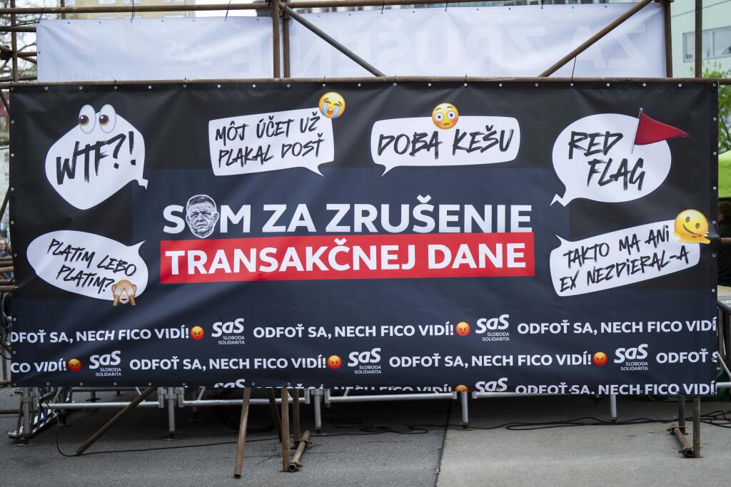 Na snímke veľkoplošný baner počas protestného zhromaždenia strany Sloboda a Solidarita (SaS) proti zavedeniu transakčnej dane 15. apríla 2025 v Bratislave. FOTO TASR - Jakub Kotian