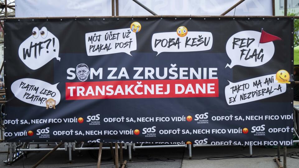Na snímke veľkoplošný baner počas protestného zhromaždenia strany Sloboda a Solidarita (SaS) proti zavedeniu transakčnej dane 15. apríla 2025 v Bratislave. FOTO TASR - Jakub Kotian