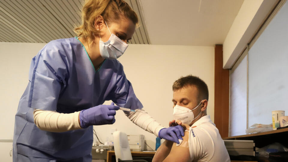 prvé očkovanie proti ochoreniu COVID-19 v Rooseveltovej nemocnici v Banskej Bystrici