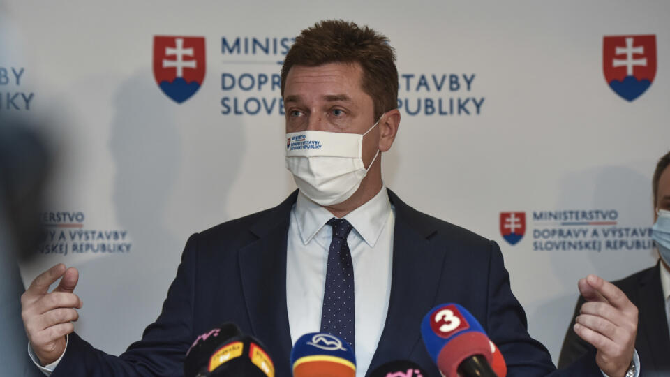 Na snímke minister dopravy a výstavby SR Andrej Doležal počas tlačovej konferencie ministerstva dopravy a výstavby SR na tému Mýtny systém a spolupráca s audodopravcami, 25. novembra 2020 v Bratislave. FOTO TASR - Pavol Zachar