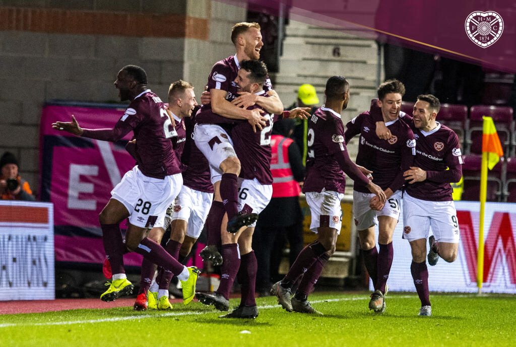 Radosť hráčov Hearts po strelení víťazného gólu.
