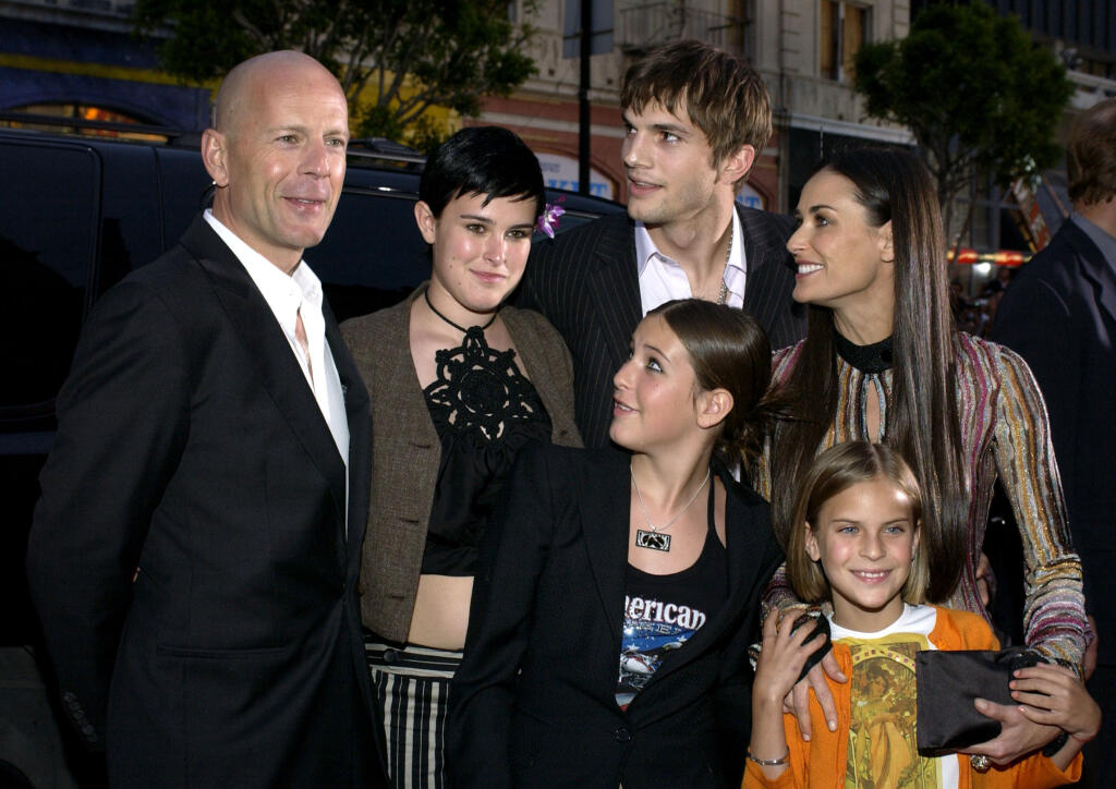 Bruce Willis s deťmi a exmanželkou Demi. Skupiny sprevádzal aj Moorovej vtedajší partner Ashton Kutcher.