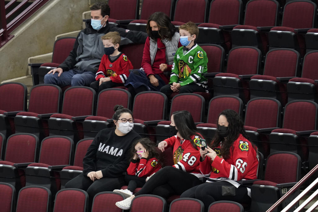 KK3 Chicago - Fanúšikovia s ochrannými rúškami sledujú zápas zámorskej hokejovej NHL Chicago Blackhawks - Dallas Stars 9. mája 2021 v Chicagu. Hokejisti Chicaga zvíťazili v zápase zámorskej NHL na domácom ľade nad Dallasom 4:2. V United Center si triumf Blackhawks vychutnalo prvýkrát v sezóne aj 3820 priaznivcov. FOTO TASR/AP
Fans wear face masks as they wait for an NHL hockey game between the Dallas Stars and the Chicago Blackhawks in Chicago, Sunday, May 9, 2021. (AP Photo/Nam Y. Huh)