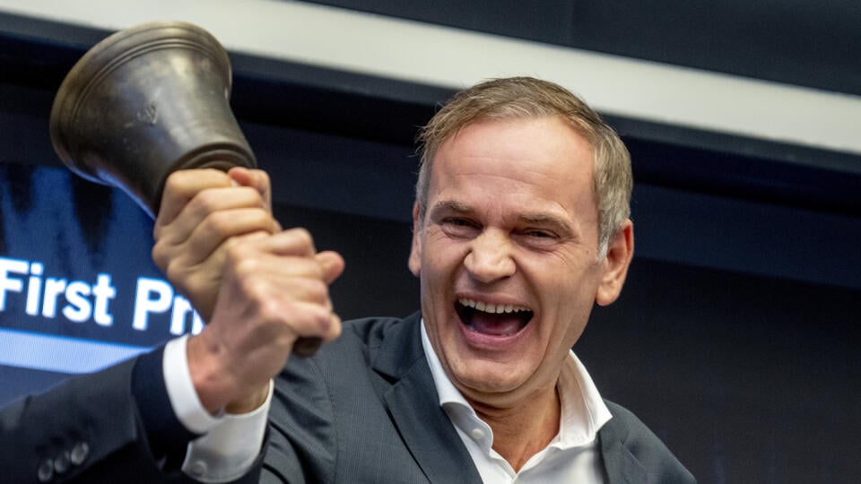 PK 1 Frankfurt nad Mohanom - Na snímke predseda predstavenstva nemeckej automobilky Porsche Oliver Blume zvoní zvonom počas vstupu Porsche na burzu vo Frankfurte nad Mohanom 29. septembra 2022. FOTO TASR/AP
CEO of Porsche car maker Oliver Blume rings the bell during the start of Porsche's market listing at the stock market in Frankfurt, Germany, Thursday, Sept. 29, 2022. (AP Photo/Michael Probst)