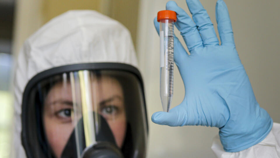 Na snímke zamestnankyňa drží novú vakcínu v ústave epidemiologického a mikrobiologického výskumu Nikolaja Gamaleja v Moskve.