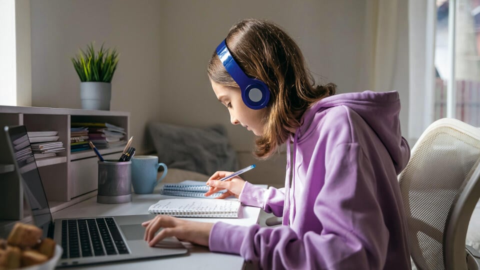 Školám na dištančnú výučbu chýbajú materiály, a to napriek tomu, že ministerstvo školstva investovalo za poslednú dekádu stovky miliónov eur do digitálnych knižníc a tabletov.
