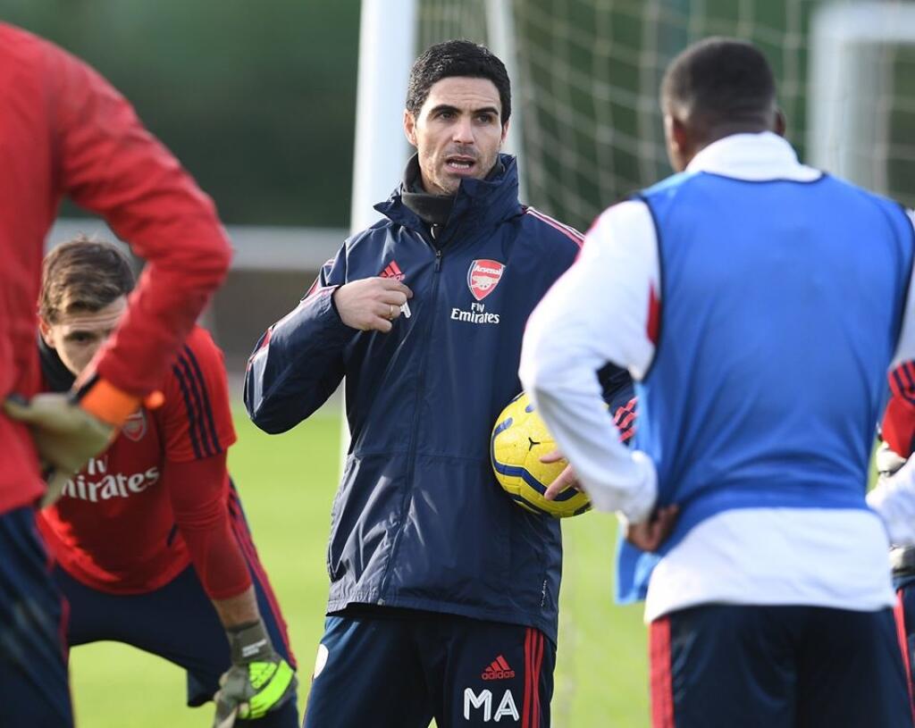 Tréner anglického futbalového klubu Arsenal Londýn Mikel Arteta mal pozitívny test na koronavírus. Klub uzatvoril vo štvrtok tréningový komplex a celý A-tím je v karanténe.