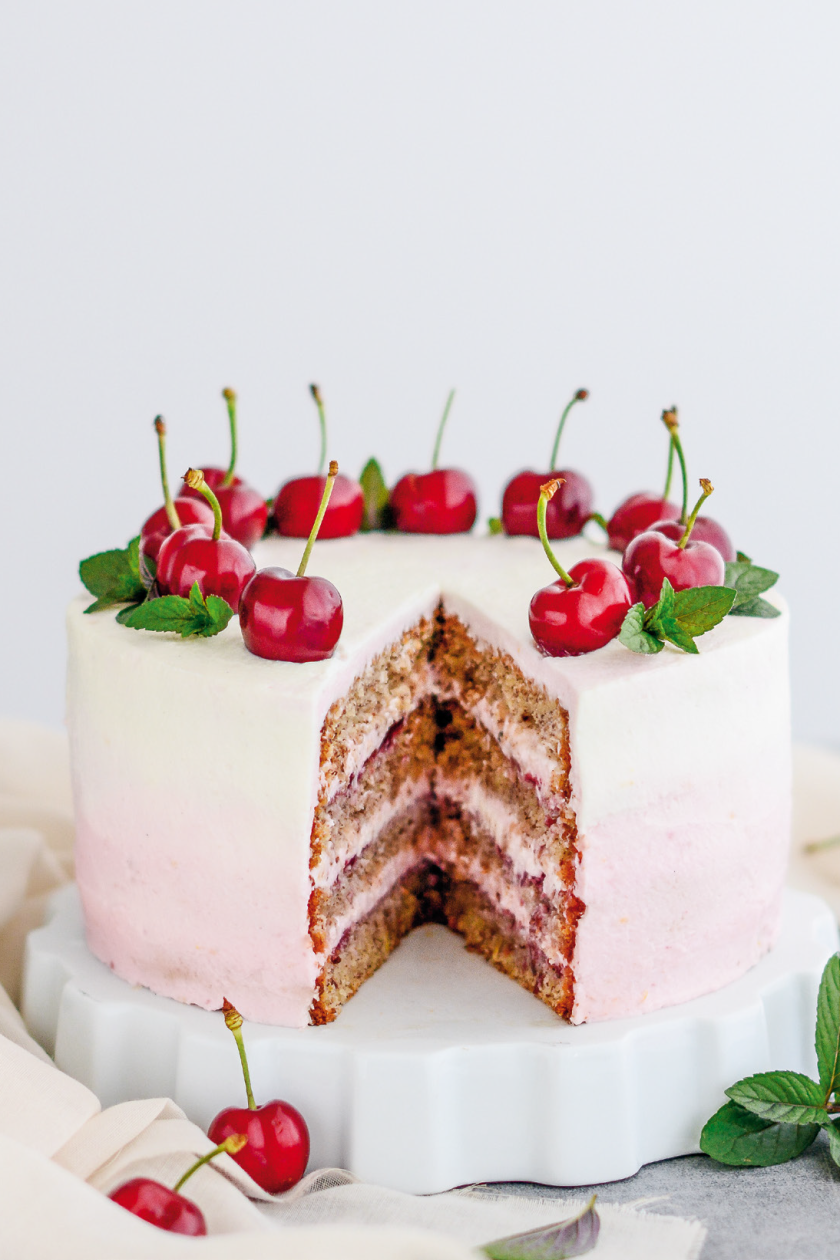 ČEREŠŇOVO-MANDĽOVÁ TORTA S TVAROHOVÝM KRÉMOM