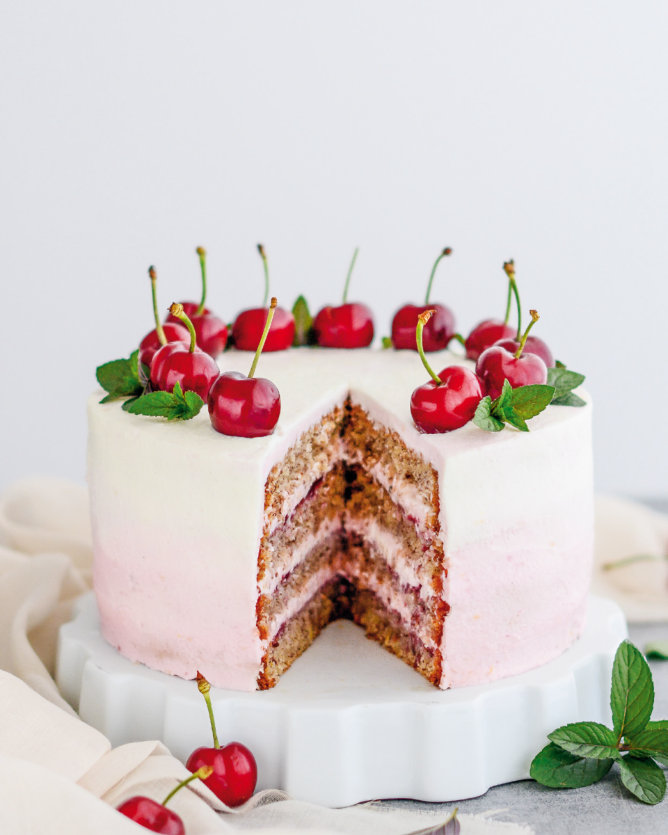 ČEREŠŇOVO-MANDĽOVÁ TORTA S TVAROHOVÝM KRÉMOM