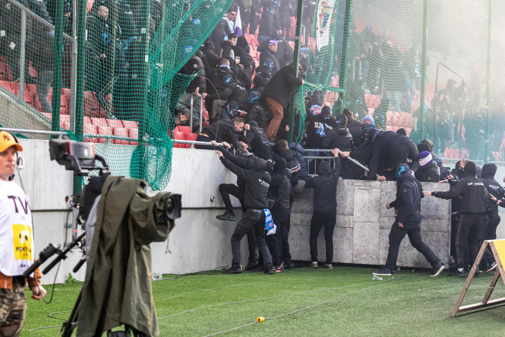 Derby Trnavy so Slovanom predčasne ukončili po tom, ako ihrisko zaplavili chuligáni, ktorí sa bili hlava-nehlava.