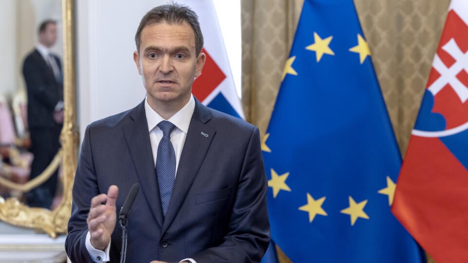 Dosluhujúci predseda vlády Slovenskej republiky Eduard Heger oficiálne odovzáva úrad svojmu nástupcovi Ľudovítovi Ódorovi, ktorého do funkcie vymenovala prezidentka Zuzana Čaputová, ako predsedu úradníckej vlády.
