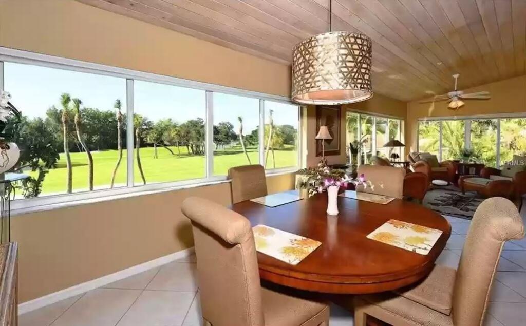 Chára trávil ligovú prestávku na Floride. Po vypuknutí pandémie koronavírususi to namieril do luxusnej štvrte mestečka Longboat Key, kde sa ceny „dvojizbákov“ pohybujú na úrovni milión eur. Podľa clustrmaps.com by mu mal patriť dom na 2057 Harbour Links Dr v Longboat Key.