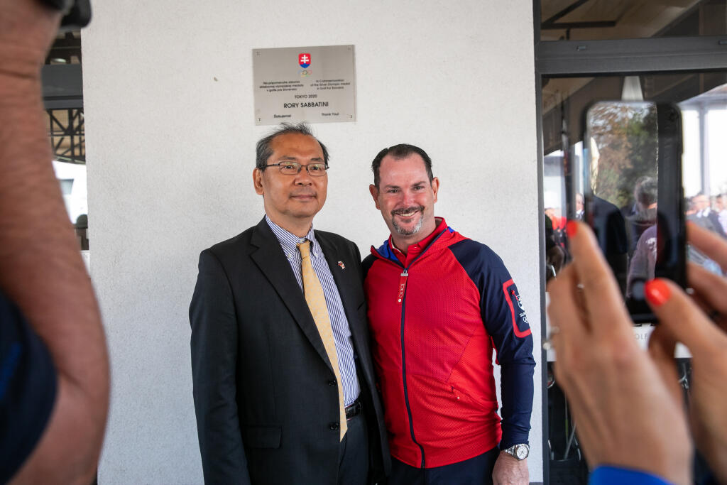 Rory Sabbatini v spoločnosti japonského veľvyslanca na Slovensku.