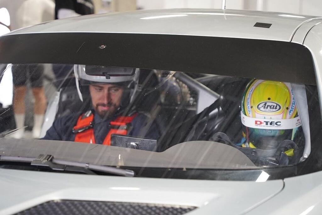 Sagan si v Japonsku vychutnal jazdu v luxusnom aute Mercedes AMG GT-R Pro. Cena bežného modelu je 250-tisíc eur, no upravený pretekársky model sa šplhá až na hranicu pol milióna eur.