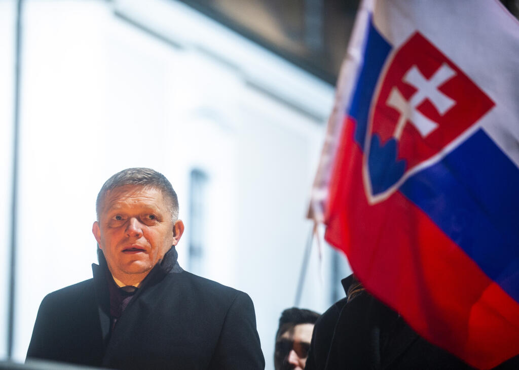 Na snímke predseda strany Smer-SD Robert Fico počas protestného zhromaždenia opozičných politických strán pred Prezidentským palácom 26. januára 2022 v Bratislave. FOTO TASR - Jakub Kotian
