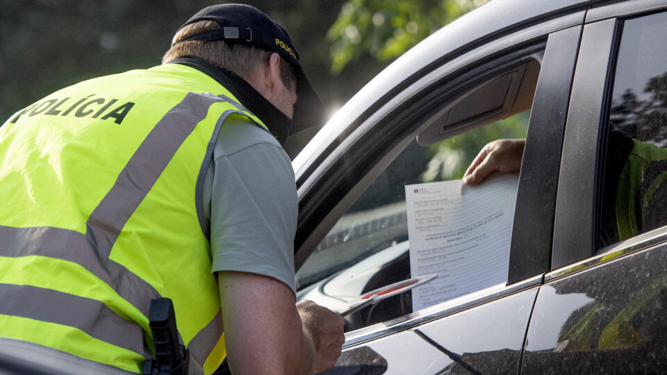 Na bývalých hraničných priechodoch Berg a Jarovce-Kittsee budú v najbližších dňoch prebiehať intenzívne policajné kontroly. Zamerané budú na karanténne povinnosti po vstupe na územie Slovenska. Na snímke policajti kontrolujú vodičov na hraničnom prechode Petržalka-Berg 24. júna 2021. FOTO TASR - Martin Baumann