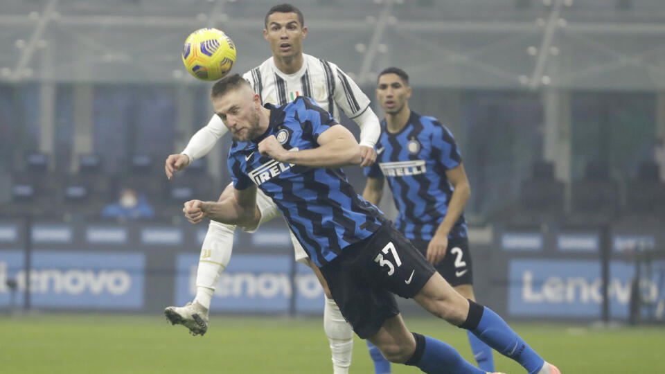 KK5 Miláno - Slovenský futbalista Milan Škriniar z Interu Miláno a v pozadí Cristiano Ronaldo z Juventusu Turín v zápase 18. kola talianskej Serie A  Inter Miláno - Juventus Turín