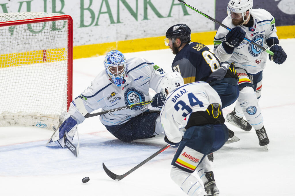 Na snímke zľava brankár David Honzík, Jozef Baláž (obaja Nitra), Jakub Sukeľ (Slovan) a Martin Bodák (Nitra) počas piateho zápasu finále Kaufland play off Tipos extraligy HC Slovan Bratislava - HK Nitra v Bratislave v piatok 29. apríla 2022. FOTO TASR - Jakub Kotian