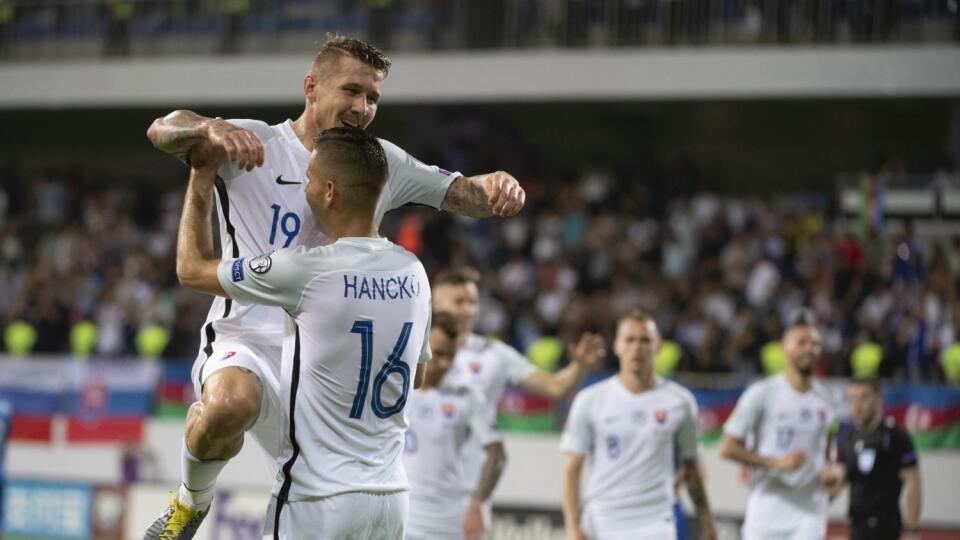 Radosť slovenských futbalistov po góle do siete Azerbajdžanu.