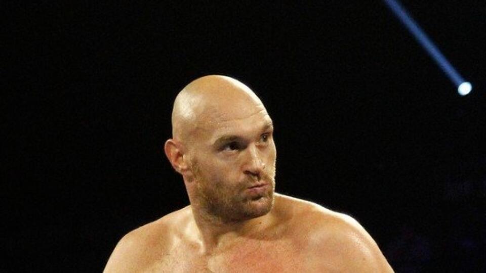 Britský boxer Tyson Fury (30) v noci na nedeľu si vychutnal nemeckého protivníka Toma Schwarza (25).
